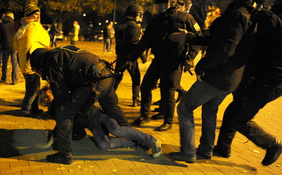  马赛球迷冲突引发骚乱，足协追加主场空场处罚  